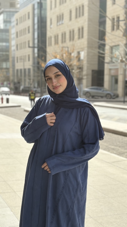 عباية باللون الازرق بتطريز كحلي 