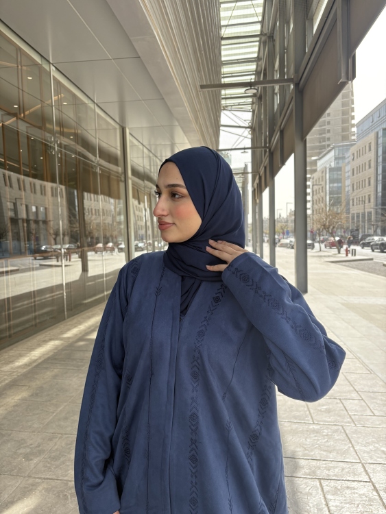 عباية باللون الازرق بتطريز كحلي 