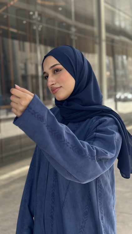 عباية باللون الازرق بتطريز كحلي 