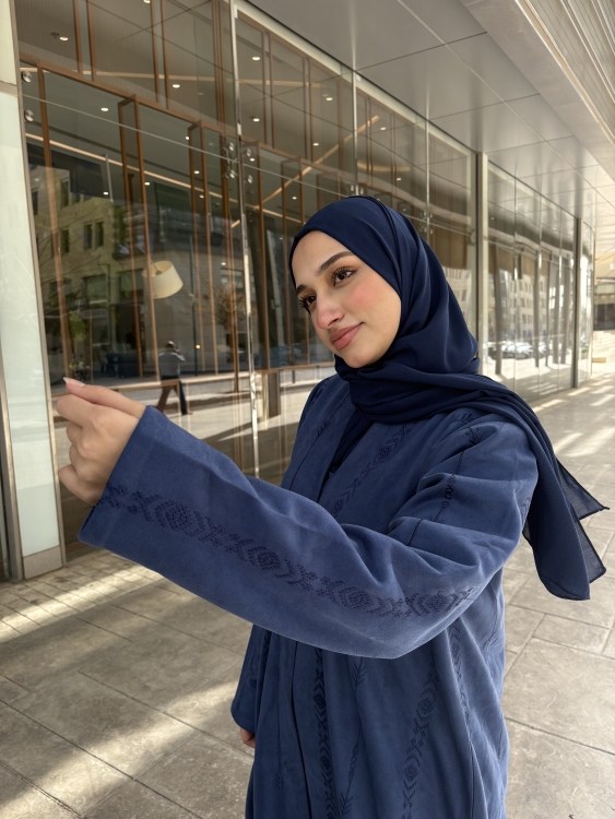 عباية باللون الازرق بتطريز كحلي 