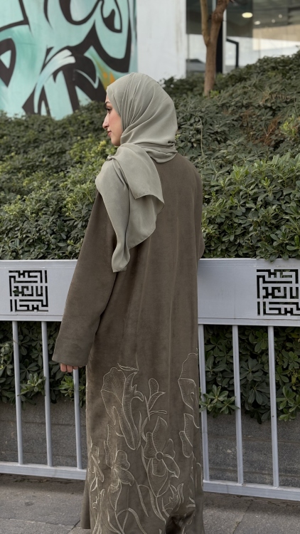 عباية باللون الزيتي 