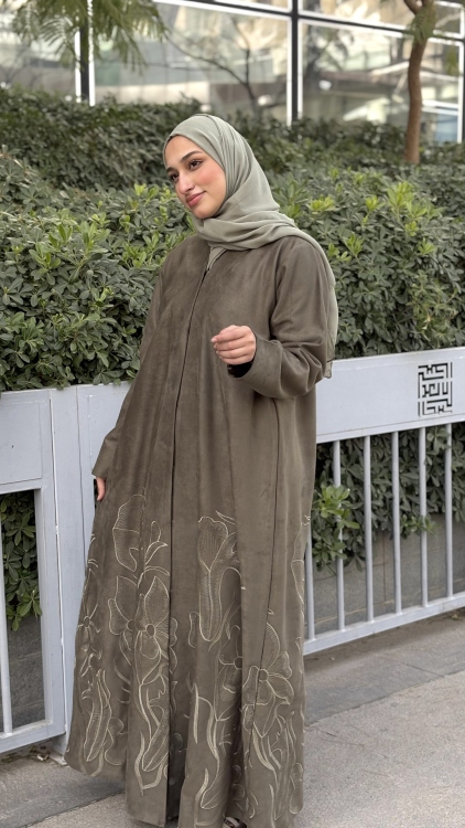 عباية باللون الزيتي 
