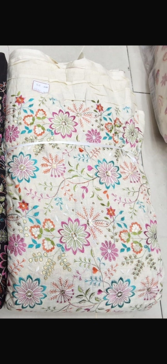 فستان رفيف باللون البيج نقشة الورد