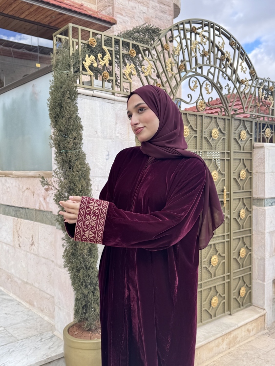 عباية مخمل خمري مع تطريز عل اكمان