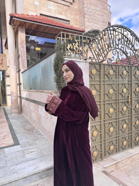 عباية مخمل خمري مع تطريز عل اكمان