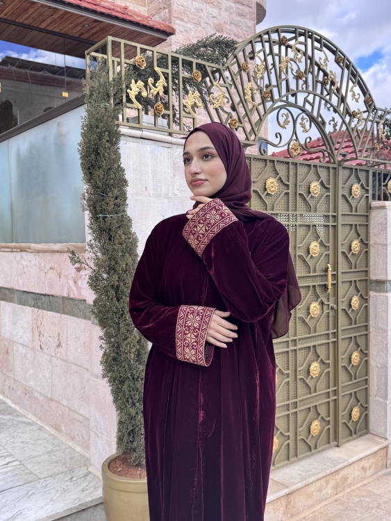 عباية مخمل خمري مع تطريز عل اكمان