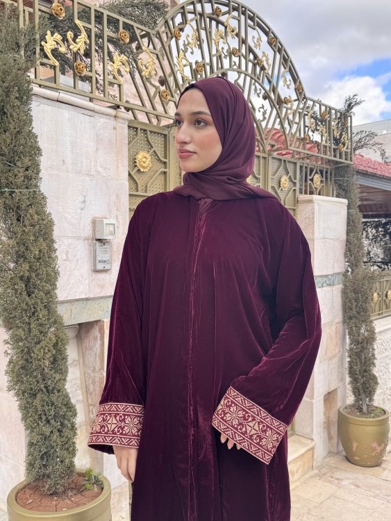 عباية مخمل خمري مع تطريز عل اكمان