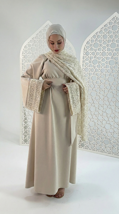 فستان رفيف باللون البيج