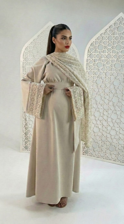 فستان رفيف باللون البيج