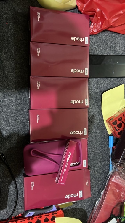 كفر آيفون مع جلوس Rhode لون خمري 