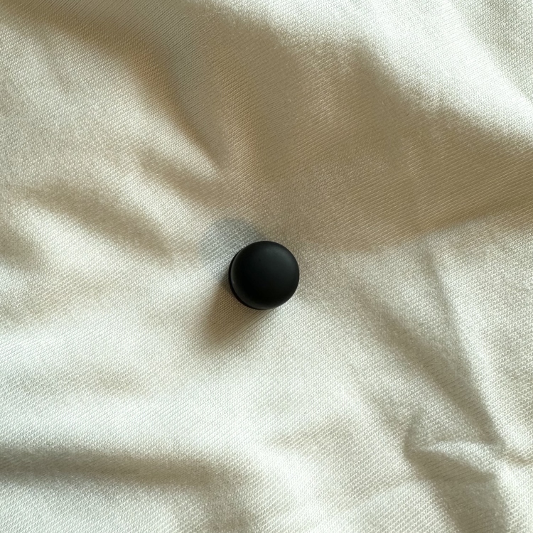 دبوس مغناطيس اسود 