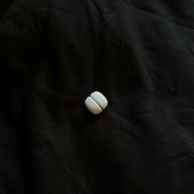 دبوس مغناطيس ابيض