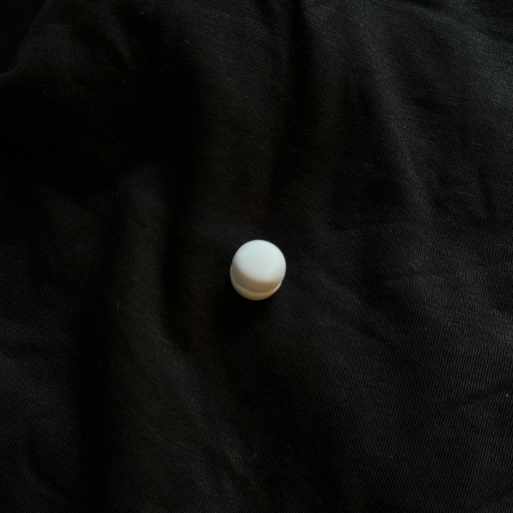 دبوس مغناطيس ابيض