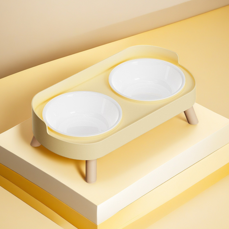 طاولة طعام مع وعائين من البلاستيك الصحي 