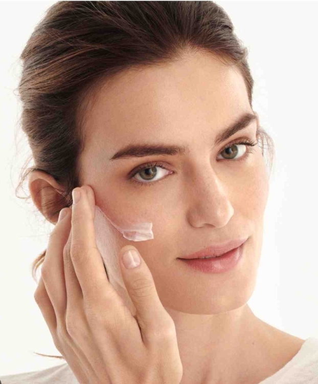  50ML ESSENTIALS Glow Essentials Face Cream with Vitami 43906