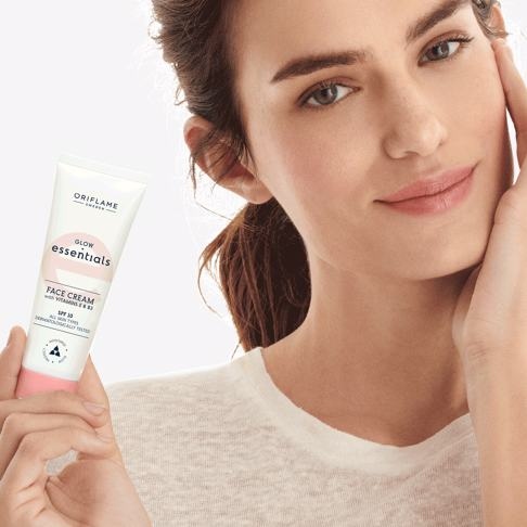  50ML ESSENTIALS Glow Essentials Face Cream with Vitami 43906
