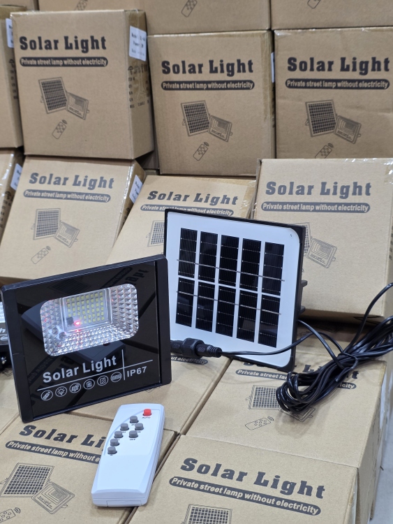 كشاف طاقة شمسية حجم صغير مع ريموت 