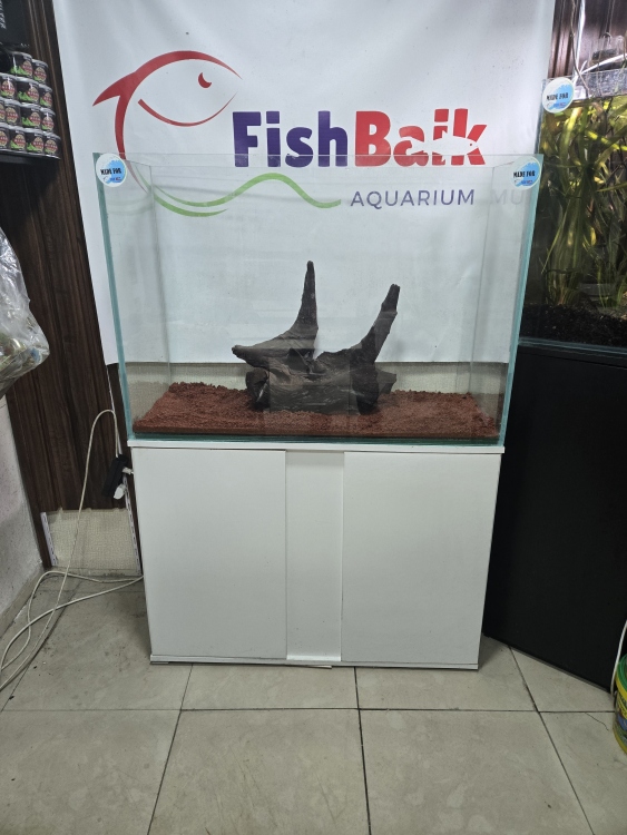 حوض سمك مع طاولة بقياسات مميزة