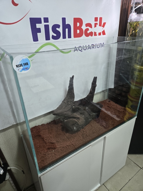 حوض سمك مع طاولة بقياسات مميزة