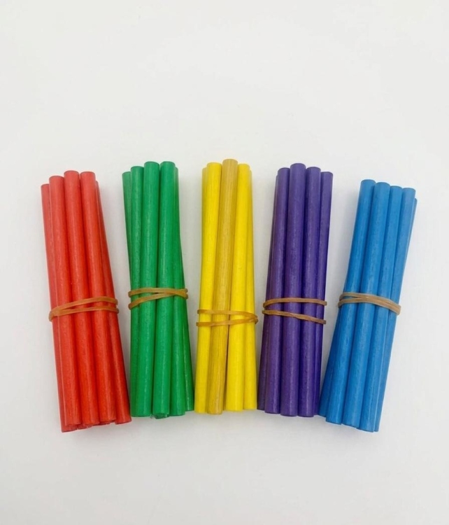 أعواد خشب ملونة 