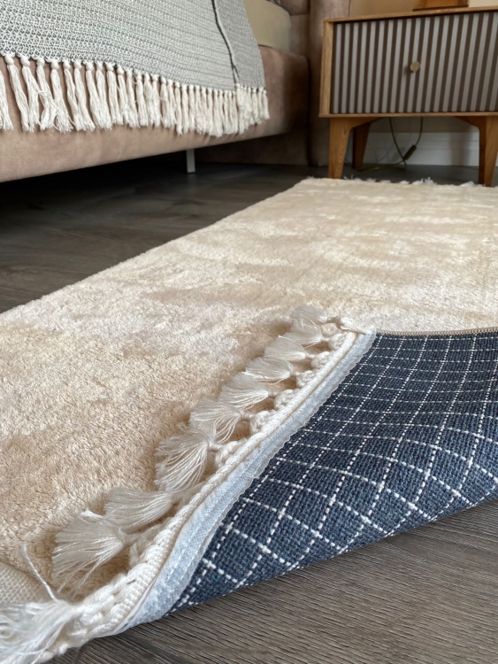 Puffy beige rug 