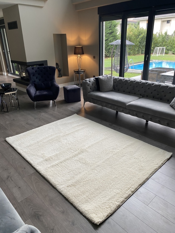 This rug is Microfiber produced with polyester thread with high technology with its super soft button and dust-free feature.