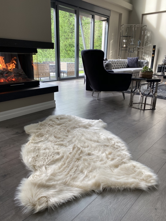 Shaggy beige rug