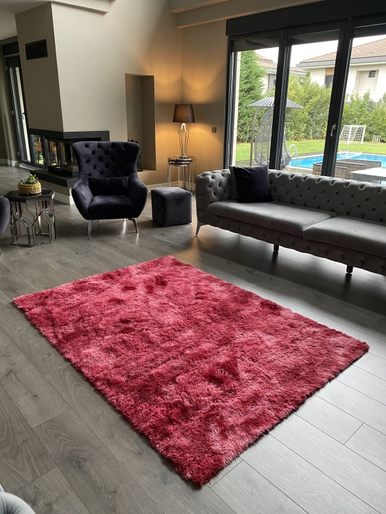 Shaggy red rug