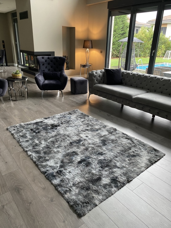 Shaggy grey rug