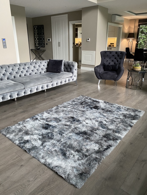 Shaggy grey rug