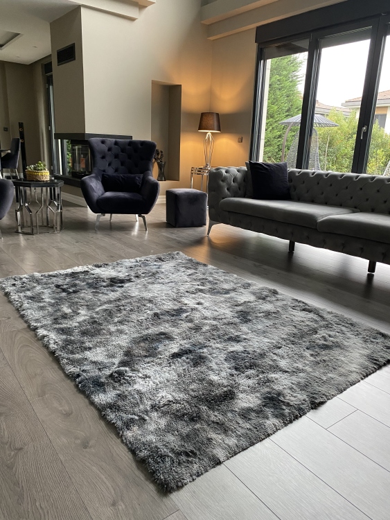 Shaggy grey rug