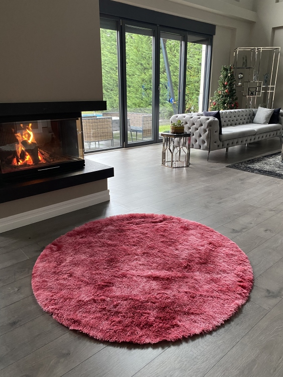 Shaggy red rug