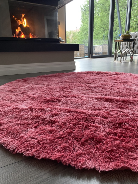 Shaggy red rug