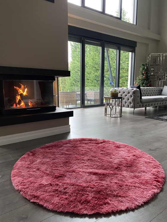 Shaggy red rug