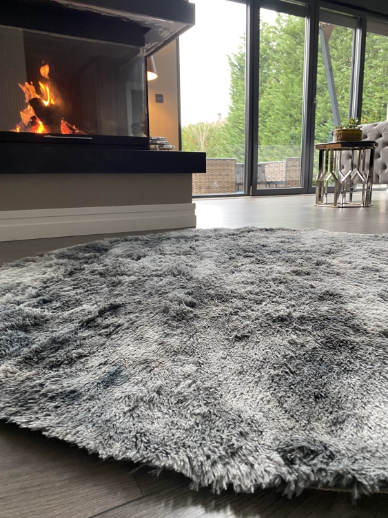 Shaggy grey rug
