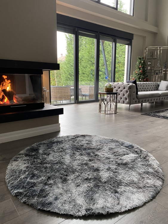 Shaggy grey rug