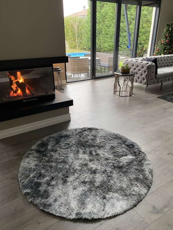 Shaggy grey rug
