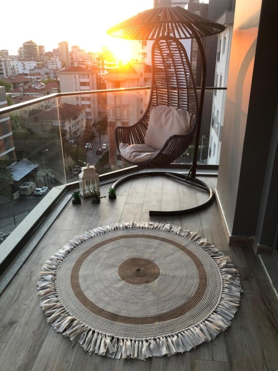 Experience the luxurious feel of a handmade natural jute rug with its high-quality fibers and unique designs.