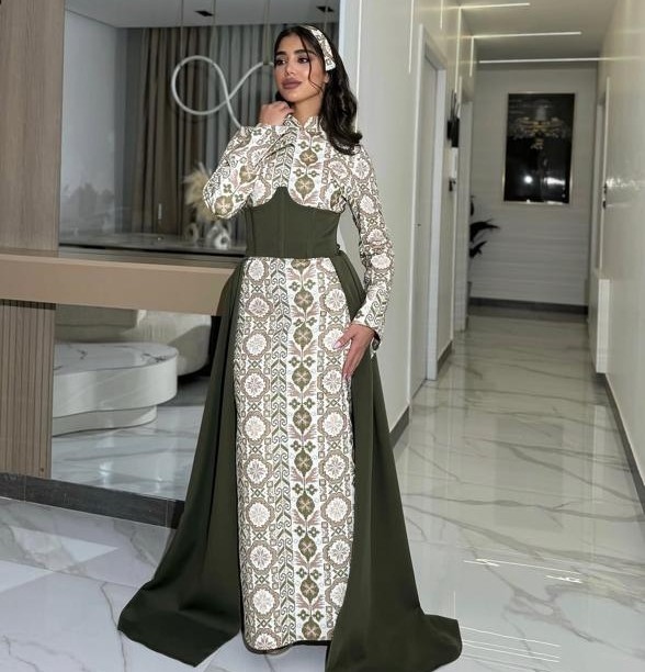 (ثوب الملكة )Queen-style henna dress with a long train
