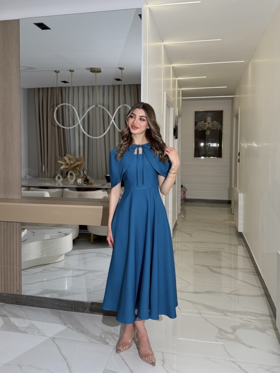 تريكواز     Elegant Midi Dress with Shoulder Cape