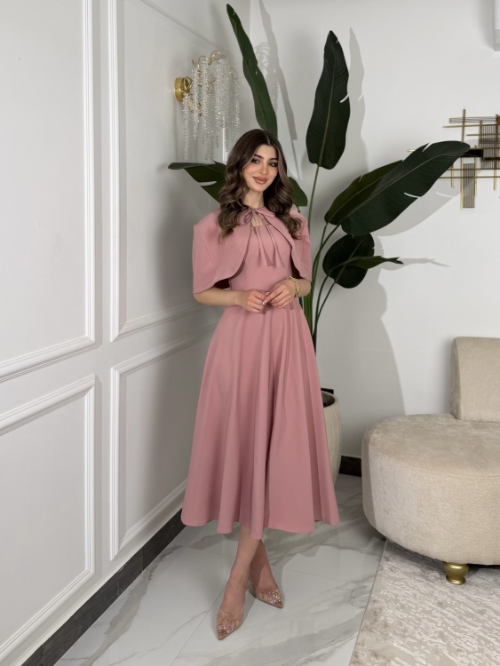 وردي     Elegant Midi Dress with Shoulder Cape