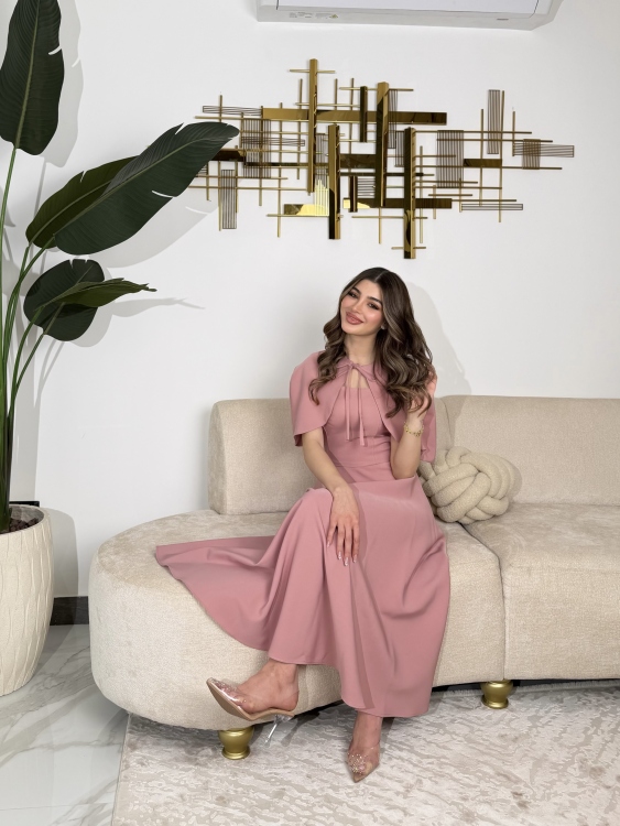 وردي     Elegant Midi Dress with Shoulder Cape