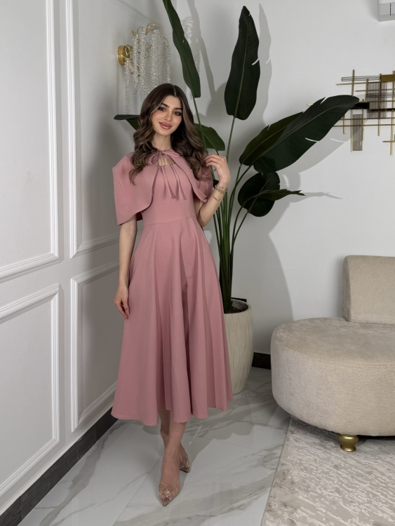 وردي     Elegant Midi Dress with Shoulder Cape