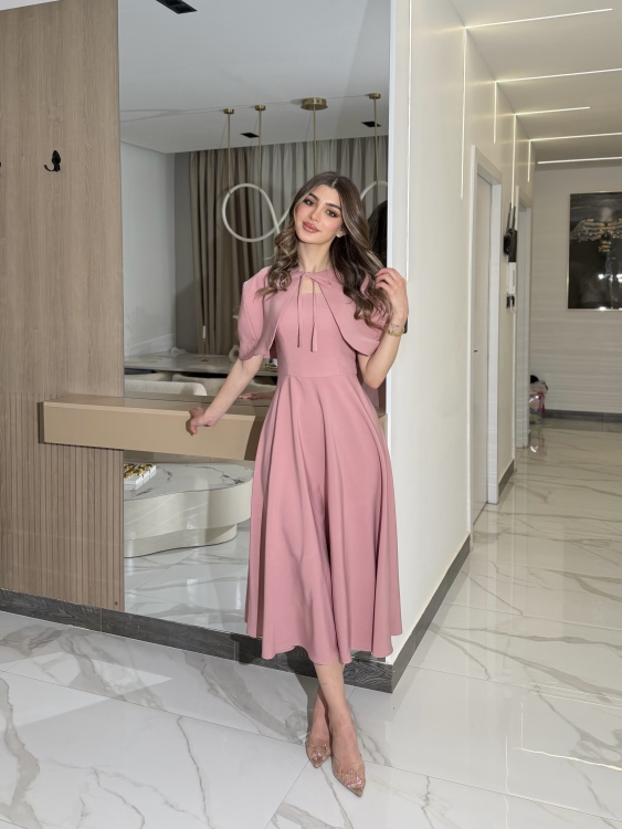 وردي     Elegant Midi Dress with Shoulder Cape