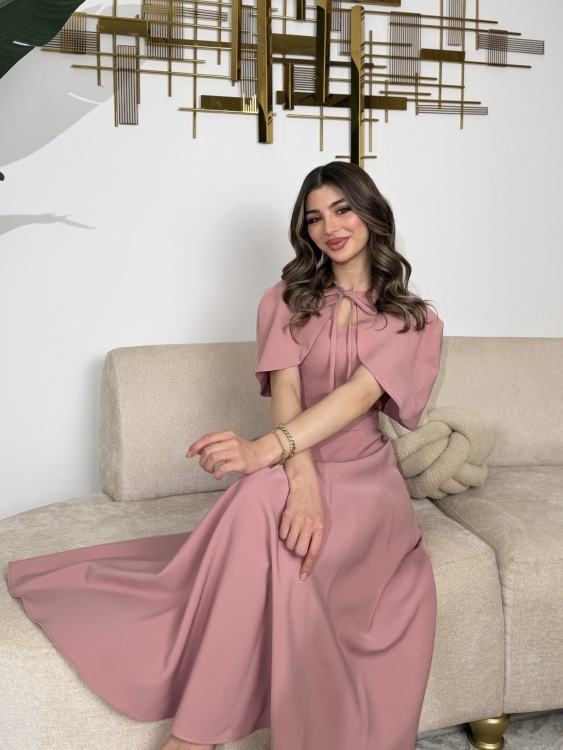 وردي     Elegant Midi Dress with Shoulder Cape
