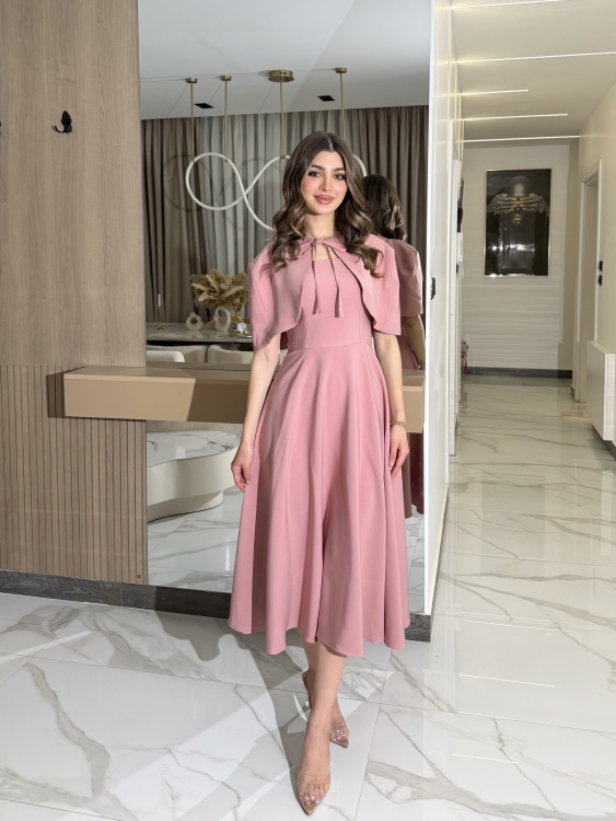 وردي     Elegant Midi Dress with Shoulder Cape
