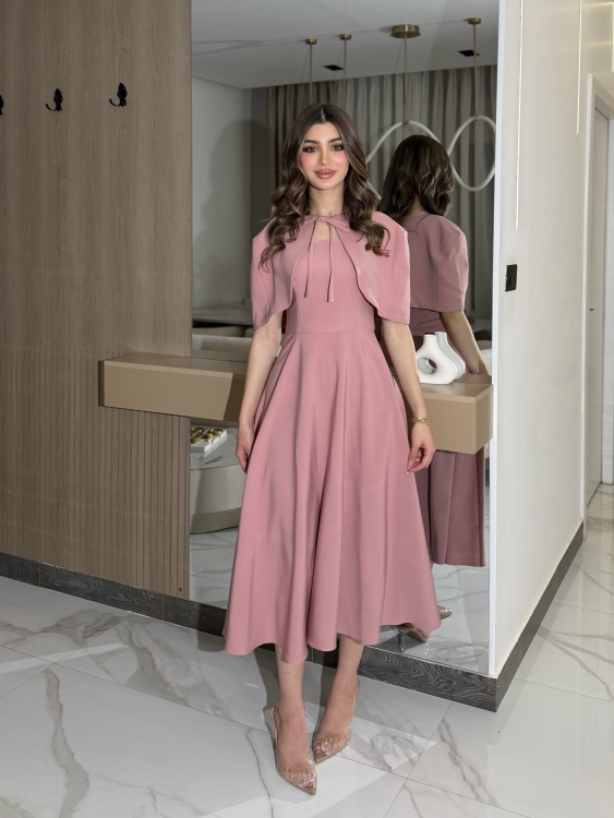 وردي     Elegant Midi Dress with Shoulder Cape