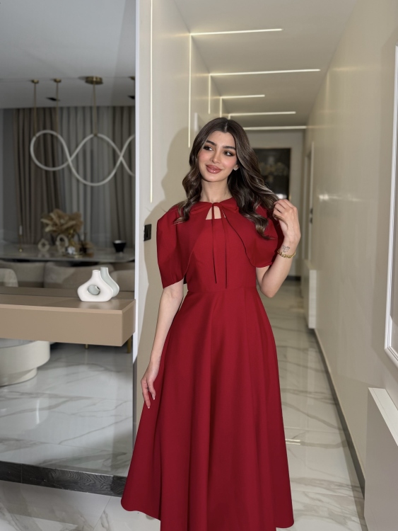  احمر     Elegant Midi Dress with Shoulder Cape