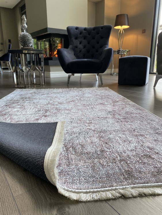 This printed velvet cloth weaving base rug has a soft texture, and a bold and stylish design