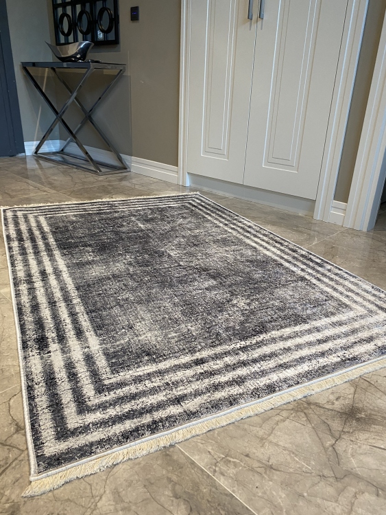 This printed velvet cloth weaving base rug has a soft texture, and a bold and stylish design